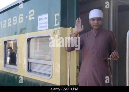Hyderabad, Pakistan. 05Th Nov, 2019. Un passager Sikh agite sa main tout en se tenant sur un train spécial qui va Kartar pur de Hyderabad gare (Photo par Jan Ali Laghari/Pacific Press) Credit : Pacific Press Agency/Alamy Live News Banque D'Images