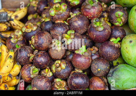 Pile de mangoustan, la reine des fruits. Ces fruits sont trouvés dans tout le sud-est de l'Asie et sont juteux et délicieux. Banque D'Images