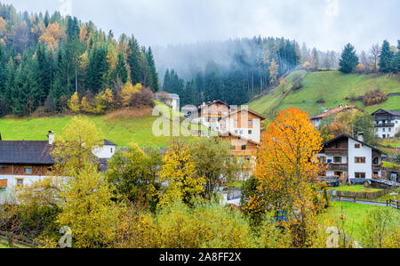 Panorama d'automne au village de Santa Magdalena dans le célèbre Val di Funes. Trentin-haut-Adige, Italie. Banque D'Images