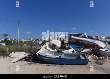 *** Strictement AUCUNE VENTES À DES MÉDIAS OU DES ÉDITEURS FRANÇAIS *** 21 octobre 2019 - Lampedusa, Italie : Plusieurs bateaux utilisés par les migrants à traverser la Méditerranée entre l'Afrique du Nord et l'île italienne de Lampedusa sont abandonnés dans un "cimetière de bateaux". La plupart sont de petits bateaux de pêche tunisien. Cimetiere de bateaux de migrants à Lampedusa. Banque D'Images