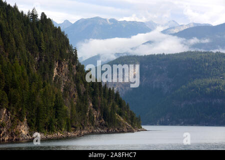 Le lac Kootenay et le Purcell Wilderness Conservancy Parc Provincial, dans les montagnes Purcell, de la région de Kootenay, en Colombie-Britannique, Canada. Banque D'Images