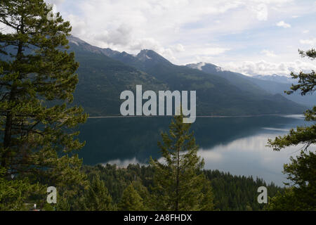 Le lac Kootenay et le Purcell Wilderness Conservancy Parc Provincial, dans les montagnes Purcell, de la région de Kootenay, en Colombie-Britannique, Canada. Banque D'Images