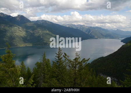 Le lac Kootenay et le Purcell Wilderness Conservancy Parc Provincial, dans les montagnes Purcell, de la région de Kootenay, en Colombie-Britannique, Canada. Banque D'Images