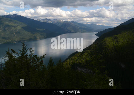 Le lac Kootenay et le Purcell Wilderness Conservancy Parc Provincial, dans les montagnes Purcell, de la région de Kootenay, en Colombie-Britannique, Canada. Banque D'Images