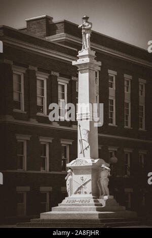 Une histoire d'environ trois grands monument en marbre avec une sculpture d'un soldat confédéré au sommet, à côté du palais de justice du comté de Forrest à Hattiesburg Banque D'Images