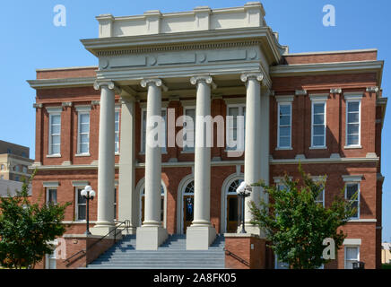 Forrest le tribunal de comté, aux côtés de la Masonic Temple et de la rue Principale église méthodiste dans une petite ville de l'Amérique, Hattiesburg, MS, ETATS UNIS Banque D'Images