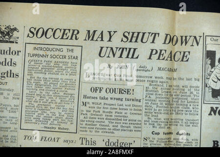 Football "s'arrêter jusqu'à la paix" titre dans le journal Daily Express (réplique) le 31 mai 1940 lors de l'évacuation de Dunkerque. Banque D'Images