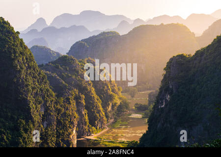 Magnifique coucher de soleil sur les rivières et les paysages vietnamiens de la ville pittoresque de Mua grottes et Dragon Statue à Tam Coc, Ninh Binh, Vietnam Banque D'Images