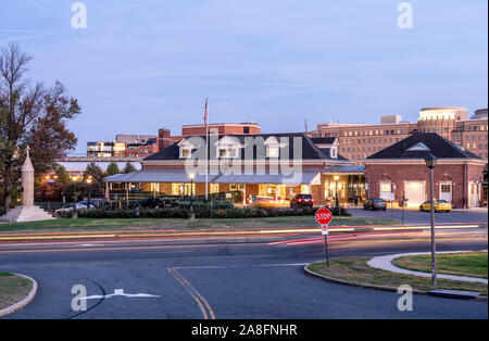 Alexandria, VA - 4 novembre 2019 : Union Station à Alexandrie, l'Amtrak sert le métro et trains express régionaux Virginie Banque D'Images