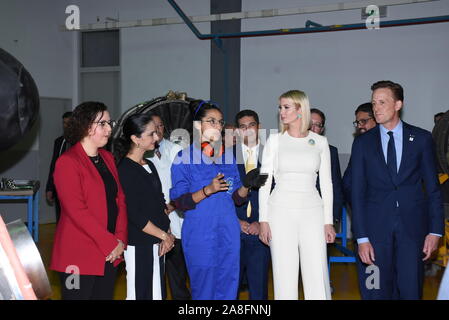 (191108) -- CASABLANCA (MAROC), 8 novembre 2019 (Xinhua) -- Ivanka Trump (2e R, à l'avant), le président des États-Unis, la fille de Donald Trump et conseiller principal, l'écoute d'un exposé d'un étudiant marocain à l'occasion de sa visite à l'école secondaire de l'aéronautique à Casablanca (Maroc), le 8 novembre 2019. Ivanka Trump est arrivé mercredi au Maroc pour une visite de trois jours à promouvoir l'autonomisation des femmes. (Photo de Chadi/Xinhua) Banque D'Images