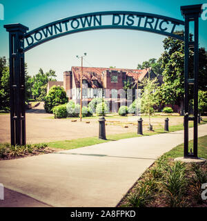 Un black metal cut-out design panneau downtown district dans les zones nouvellement régénéré du centre-ville de Hattiesburg, MS, ETATS UNIS Banque D'Images