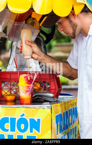 CALI, COLOMBIE - Octobre 2019 : vendeur de rue dans la ville de Cali en Colombie la préparation et la vente de la glace d'eau douce traditionnel appelé cholado Banque D'Images