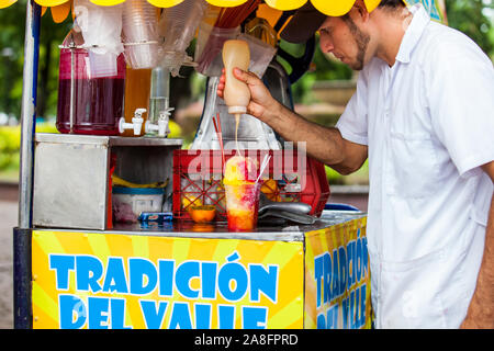 CALI, COLOMBIE - Octobre 2019 : vendeur de rue dans la ville de Cali en Colombie la préparation et la vente de la glace d'eau douce traditionnel appelé cholado Banque D'Images