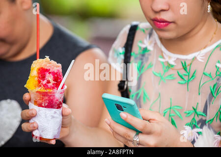 CALI, COLOMBIE - Octobre 2019 : Femme à manger la glace d'eau douce traditionnelle appelée cholado Banque D'Images