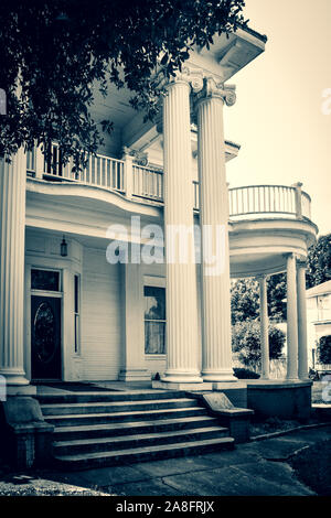 Colonnes ioniques et tour de véranda sont faits saillants de ce style néogrec antebellum home dans le quartier historique de Hattiesburg, MS, ETATS UNIS Banque D'Images