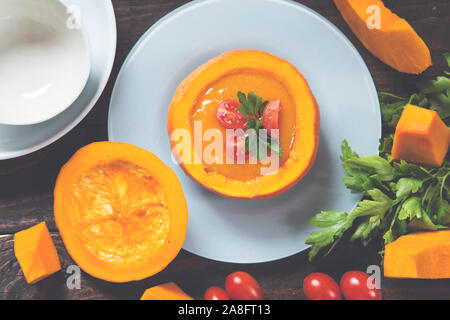 Soupe de potiron sur une plaque - Vue de dessus Banque D'Images