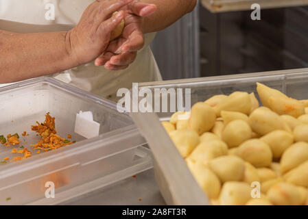 Fabrication de "Coxinha de Frango', traditionnel brésilien de collations Banque D'Images