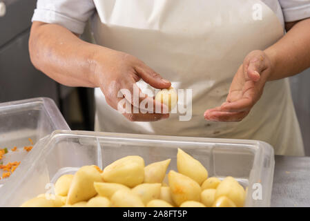 Fabrication de "Coxinha de Frango', traditionnel brésilien de collations Banque D'Images