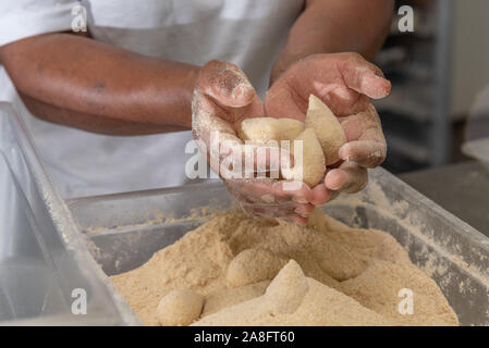 Fabrication de "Coxinha de Frango', traditionnel brésilien de collations Banque D'Images