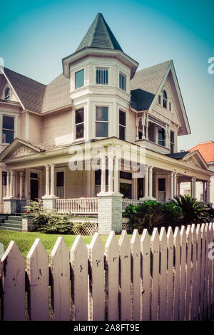 Une clôture blanche entoure une imposante maison victorienne de style Queen Anne, construite en 1890, maintenant un cabinet d'avocats, à Hattiesburg, MS, États-Unis d'Amérique, Banque D'Images