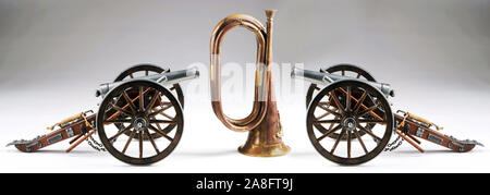 Vieux canons et old brass bugle. Banque D'Images