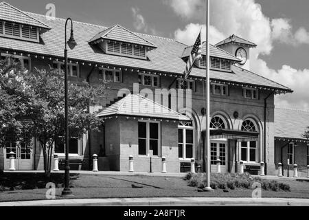 L'Hattiesburg, MS, train depot, construit en 1910 dans le style Renaissance italienne et remis en état et réutilisés partiellement dans les années 2000, Hattiesburg, MS Banque D'Images