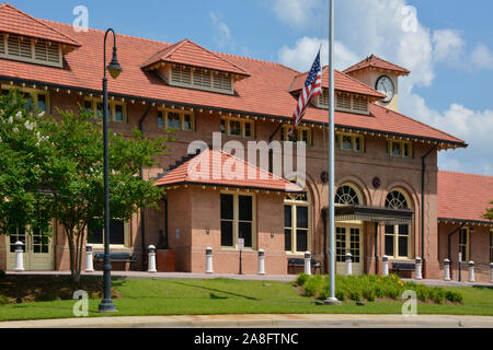 L'Hattiesburg, MS, train depot, construit en 1910 dans le style Renaissance italienne et remis en état et réutilisés partiellement dans les années 2000, Hattiesburg, MS Banque D'Images