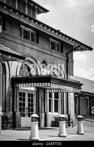 Hattiesburg, MS, train depot, construit en 1910 dans le style Renaissance italienne et remis en état et réutilisés partiellement dans les années 2000, Hattiesburg, MS, États-Unis Banque D'Images