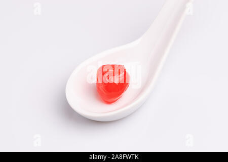 Cerise au marasquin dans un bol blanc, isolé sur fond blanc, une lumière douce, studio shot Banque D'Images