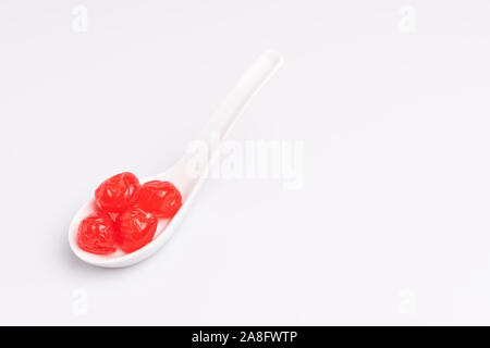 Cerise au marasquin dans un bol blanc, isolé sur fond blanc, une lumière douce, studio shot Banque D'Images