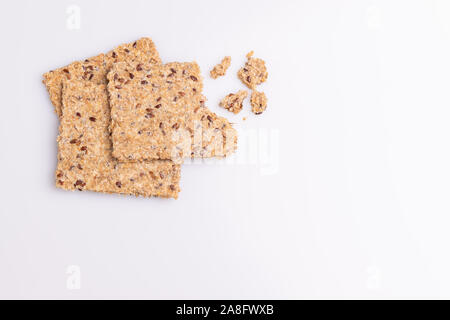 Le régime alimentaire des graines de lin craquelins à grains entiers isolé sur fond blanc, lumière douce, copy space Banque D'Images
