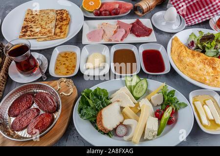 Table de petit-déjeuner turc traditionnel (Serpme Kahvalti). Petit-déjeuner de style turc. Banque D'Images