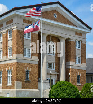 Drapeau américain et l'État du Mississippi drapeau flotter en face de la Cour de justice du comté de Forrest, anciennement un temple maçonnique au centre-ville de Hattiesburg, MS Banque D'Images