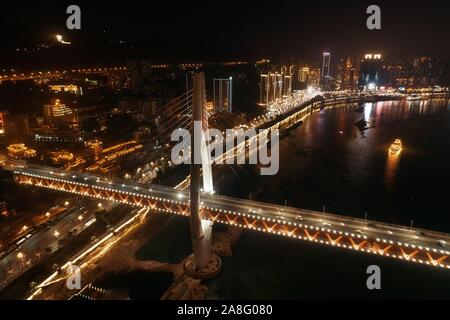 Vue aérienne du pont et de l'architecture urbaine de la ville de nuit à Chongqing, Chine. Banque D'Images