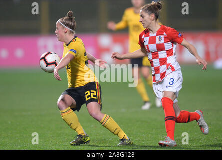 (191109) -- ZAPRESIC, Novembre 9, 2019 (Xinhua) -- Ana Jelencic (R) de la Croatie rivalise avec Laura Deloose de Belgique au cours de l'UEFA Women's Euro 2021 qualificatifs à Zapresic, Croatie, 8 novembre 2019. (Marko Prpic/Pixsell via Xinhua) Banque D'Images