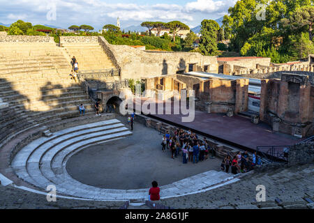 Vue sur le théâtre de l'Odéon à Pompéi ville ancienne. Pompéi, Campanie, Italie, Octobre 2019 Banque D'Images