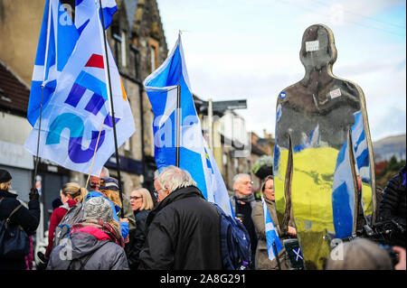 Alloa, UK. Nov 6, 2019. Les partisans de SNP assister à John Nicolson campagne électorale avant les élections générales de 2019. Crédit : Stewart Kirby/SOPA Images/ZUMA/Alamy Fil Live News Banque D'Images