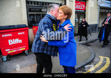 Alloa, UK. Nov 6, 2019. SNP John Nicolson accueille Nicola Sturgeon lors de sa campagne électorale avant les élections générales de 2019. Crédit : Stewart Kirby/SOPA Images/ZUMA/Alamy Fil Live News Banque D'Images