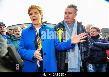 Alloa, UK. Nov 6, 2019. SNP John Nicolson et Nicola Sturgeon sont vus lors d'une conférence de presse au cours de sa campagne électorale avant les élections générales de 2019. Crédit : Stewart Kirby/SOPA Images/ZUMA/Alamy Fil Live News Banque D'Images