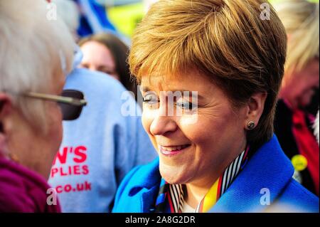 Alloa, UK. Nov 6, 2019. Premier ministre Nicola Sturgeon parle avec les habitants lors d'une campagne électorale de SNP John Nicolson avant les élections générales de 2019. Crédit : Stewart Kirby/SOPA Images/ZUMA/Alamy Fil Live News Banque D'Images