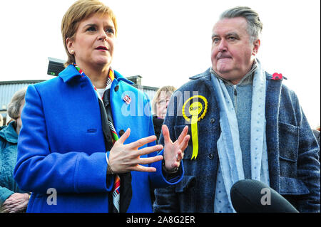 Alloa, UK. Nov 6, 2019. SNP John Nicolson et Nicola Sturgeon sont vus lors d'une conférence de presse au cours de sa campagne électorale avant les élections générales de 2019. Crédit : Stewart Kirby/SOPA Images/ZUMA/Alamy Fil Live News Banque D'Images