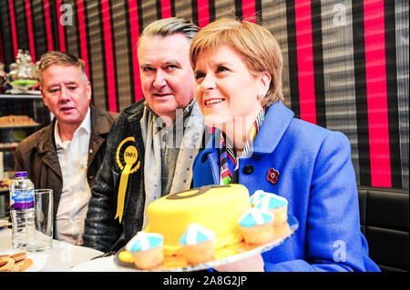 Alloa, UK. Nov 6, 2019. Premier ministre Nicola Sturgeon, Keith Brown (RL), John Nicolson (L) est titulaire d'un gâteau décoré de SNP vers presse pendant la campagne électorale de John Nicolson avant les élections générales de 2019. Crédit : Stewart Kirby/SOPA Images/ZUMA/Alamy Fil Live News Banque D'Images