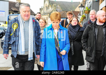 Alloa, UK. Nov 6, 2019. SNP John Nicolson parle avec Nicola Sturgeon lors de sa campagne électorale avant les élections générales de 2019. Crédit : Stewart Kirby/SOPA Images/ZUMA/Alamy Fil Live News Banque D'Images