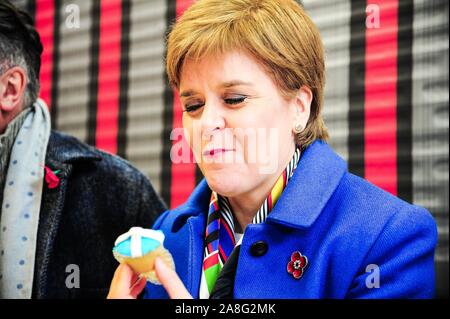 Alloa, UK. Nov 6, 2019. Premier ministre Nicola Sturgeon mange un petit gâteau à la société ALWEN Gâteaux durant la campagne électorale de John Nicolson avant les élections générales de 2019. Crédit : Stewart Kirby/SOPA Images/ZUMA/Alamy Fil Live News Banque D'Images