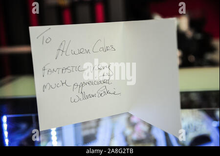 Alloa, UK. Nov 6, 2019. Une carte de bienvenue est vu au guichet bureau d'ALWEN Gâteaux durant la campagne électorale avant les élections générales de 2019 pour John Nicolson SNP. Crédit : Stewart Kirby/SOPA Images/ZUMA/Alamy Fil Live News Banque D'Images