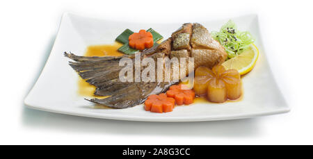 Queue de saumon dans la sauce de soja japonaise Soupe légumes décorer style fusion carotte citron et sculpté,vue latérale Banque D'Images