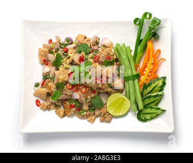 Salade de saumon épicé à la sauce d'herbes Thai Thai Riz torréfié et épicé entrée nord-est du style fusion populaires de Thaïlande décorer avec carved Banque D'Images