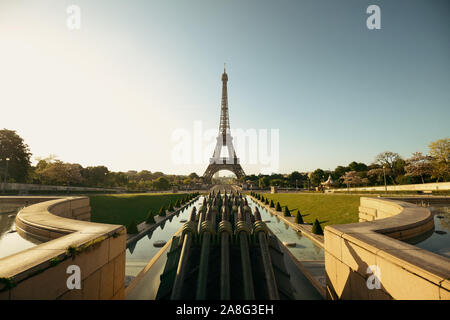 Tour Eiffel avec fontaine tuyau comme le célèbre monument de la ville à Paris Banque D'Images