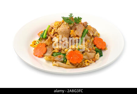 La nourriture thaïe Nouilles sautées avec du porc et des oeufs,Chinese kale en noir sauce soja (tampon Voir Ew Moo) sur le dessus avec l'oeuf (enquête - OMLET) Thai Street food fusion style Banque D'Images