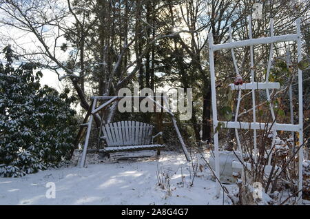 L'hiver en Nouvelle Angleterre : Snow-Dusted Swing sur un beau jour de Noël Banque D'Images